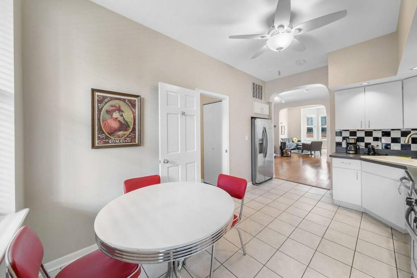 Lincoln Park 2 Bedroom Wmid Century Flair Holiday home